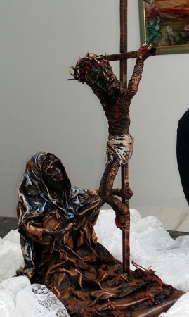 Mária és a keresztre feszített Jézus előtt